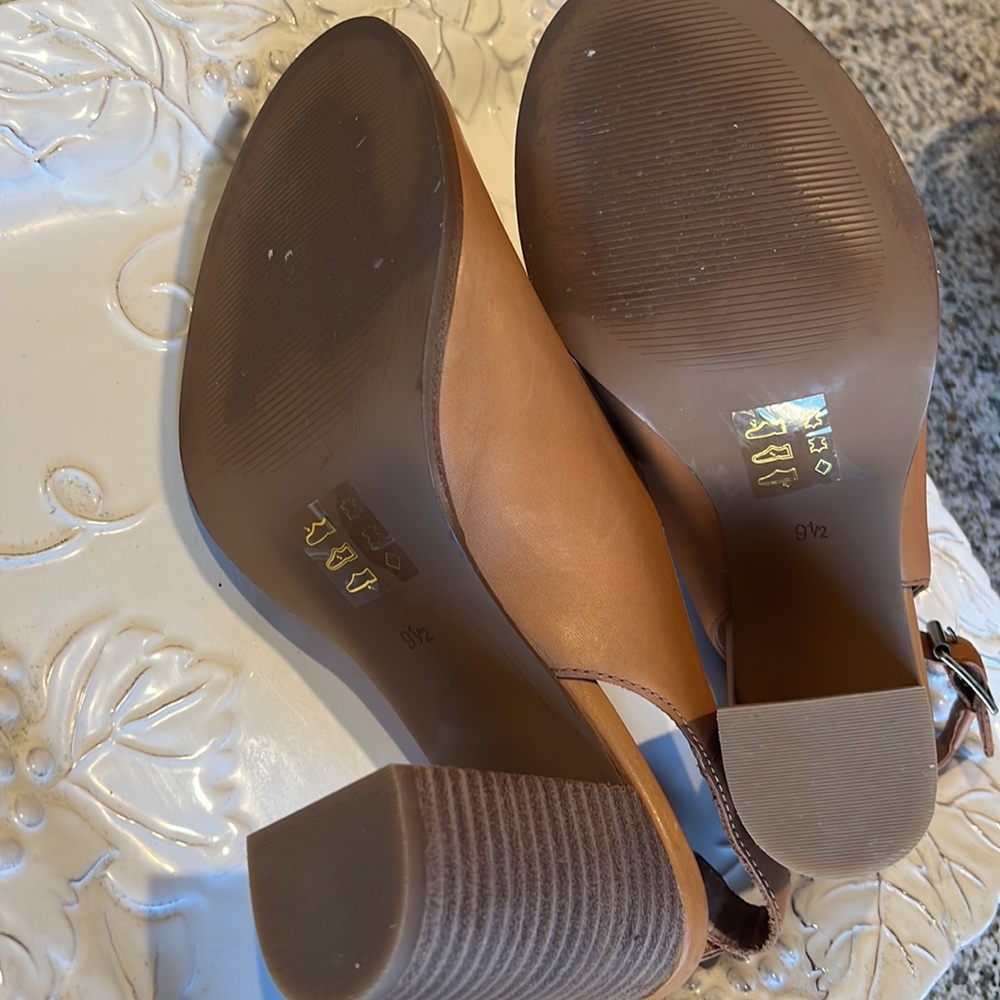 Madewell leather so 9.5 heels excellent condition. - Picture 11 of 12